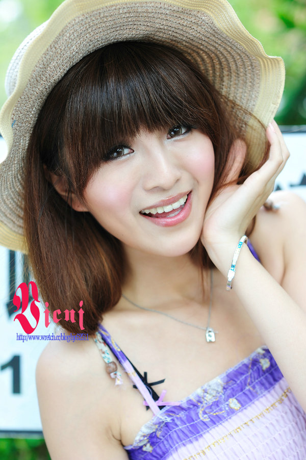 Beautyleg女神Vicni 简晓育-中興新村外拍 [19P/10MB]