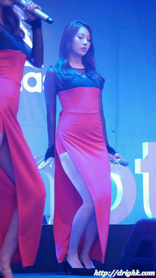 侧分长裙美腿少女 [MP4/374MB]