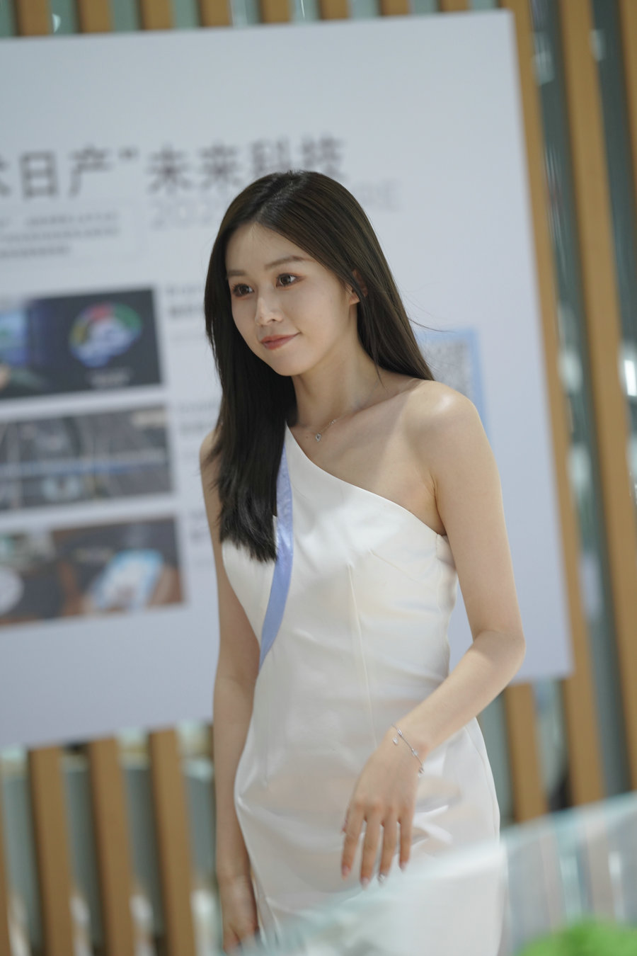 精选街拍视频 No.8416 迷人白色套装裙 [69P1V-0.97GB]