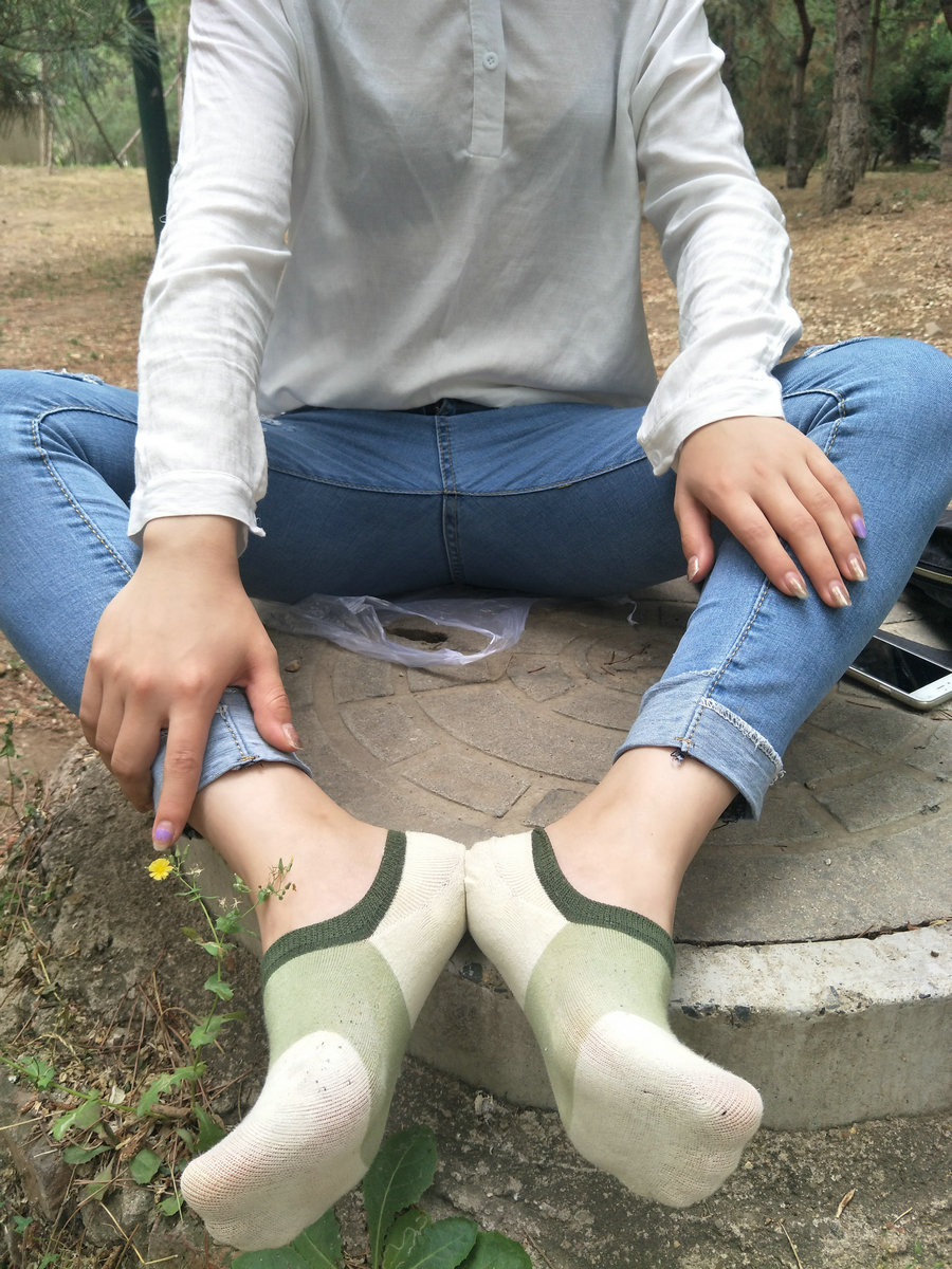 紧身堂妹约出换网袜 [234P4V-1.99GB]