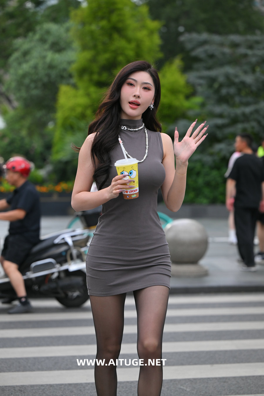 精选街拍视频 No.9175 黑丝灰色修身裙 [165P1V-3.50GB]