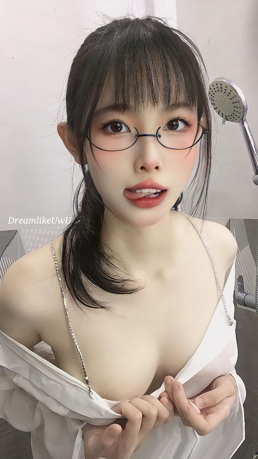 DreamlikeUwU - Shower [40P3V-384MB]