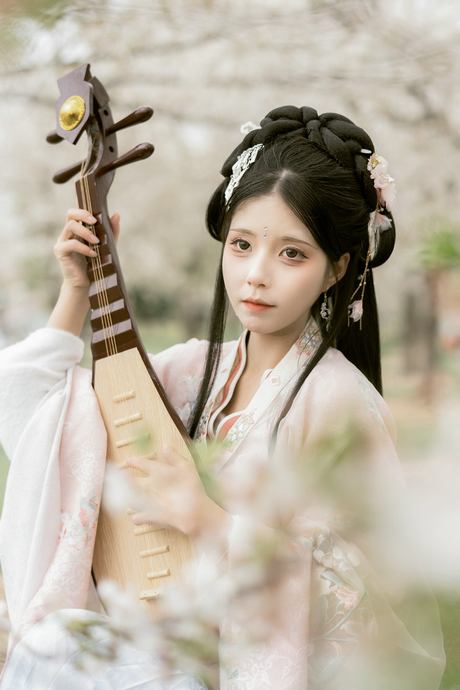 [YITUYU]艺图语 2025.04.17 樱花林 琵琶情 顾言一 [32P-414MB]