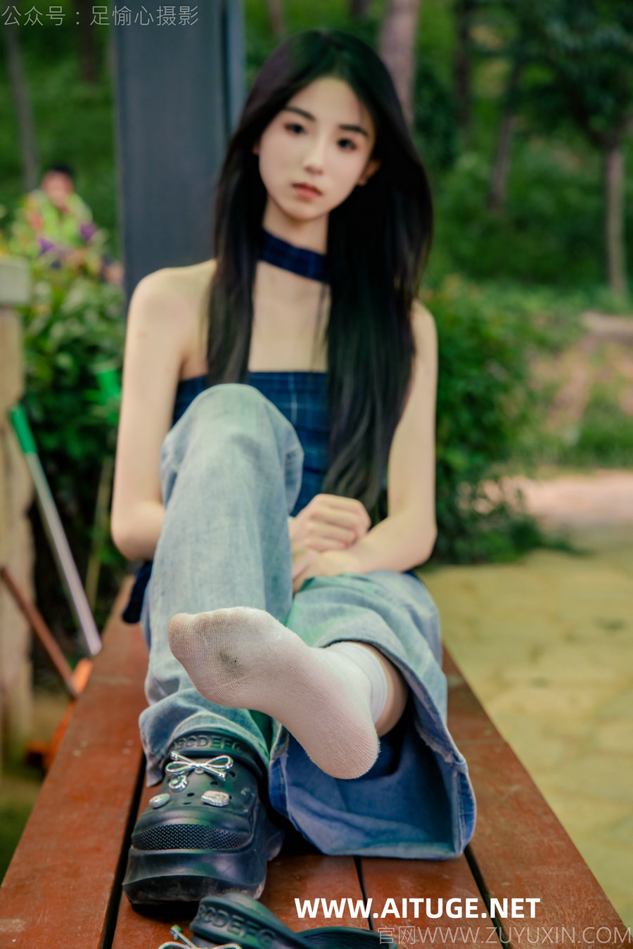 足愉心 No.049 小瑶（搭配：蓝色格子吊带、牛仔长裤、白棉袜、洞洞鞋、裸足）[120P2V-10.7GB] ... ...