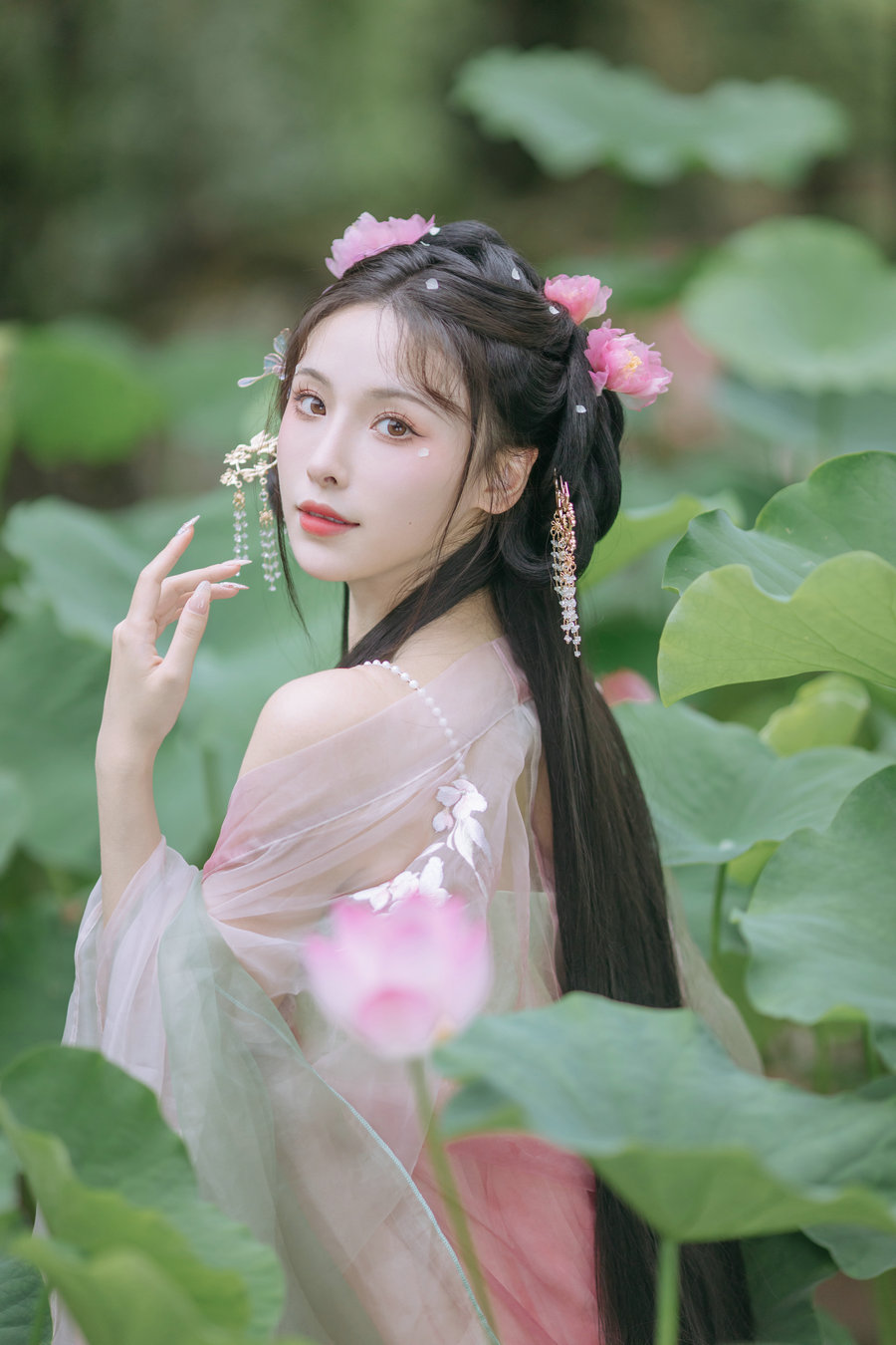 [YITUYU]艺图语 2025.04.23 荷香袅袅 一小枝枝枝枝 [19P-398MB]