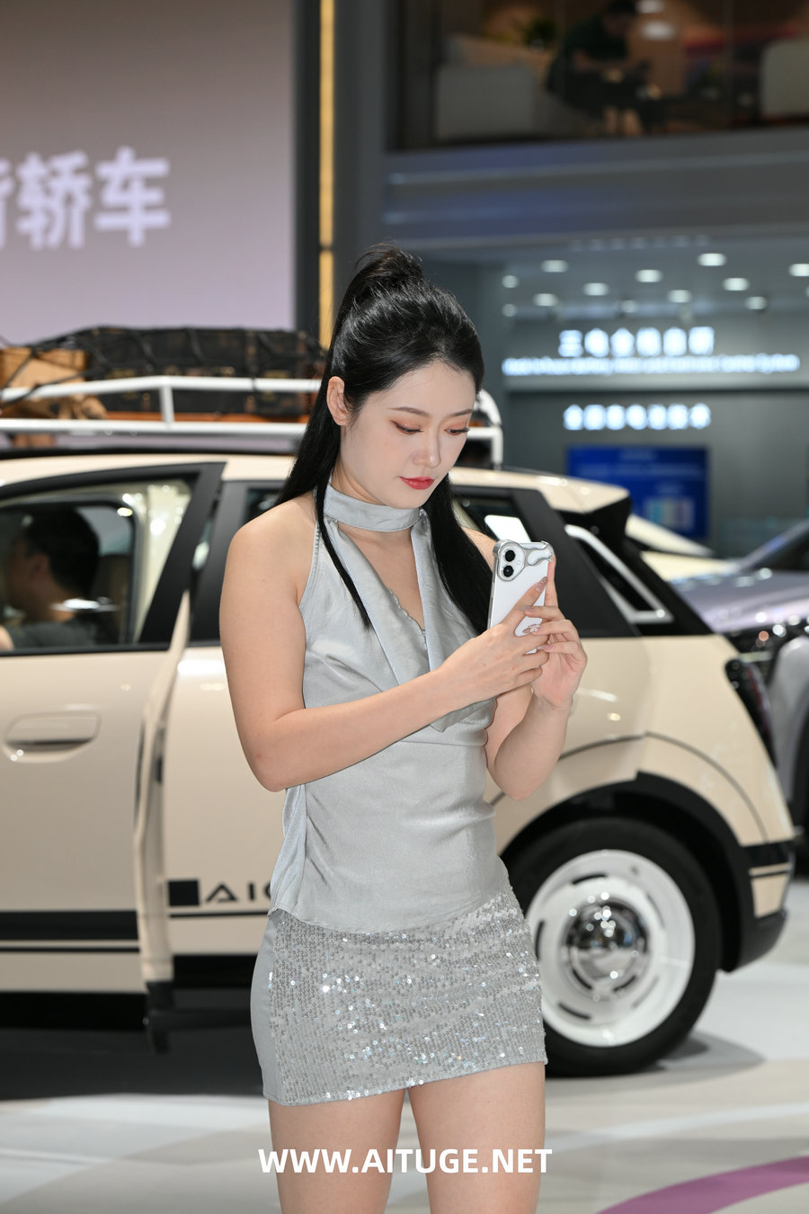 精选街拍视频 No.9408 提着高跟鞋魅力模特 [90P-1.56GB]