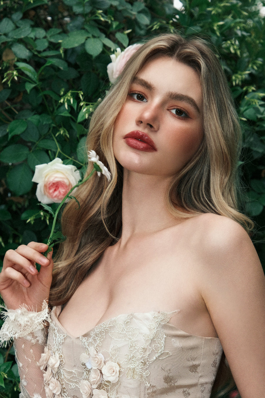 [YITUYU]艺图语 2025.05.10 我将玫瑰藏入裙摆 ALBINA [19P-289MB]