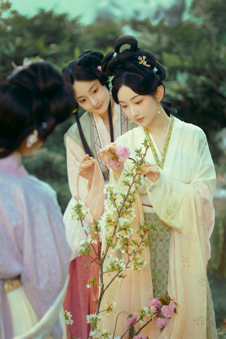 [YITUYU]艺图语 2025.05.13 卖花担上 鱼尾酱_洺钰_九九睡不醒 [29P-521MB]