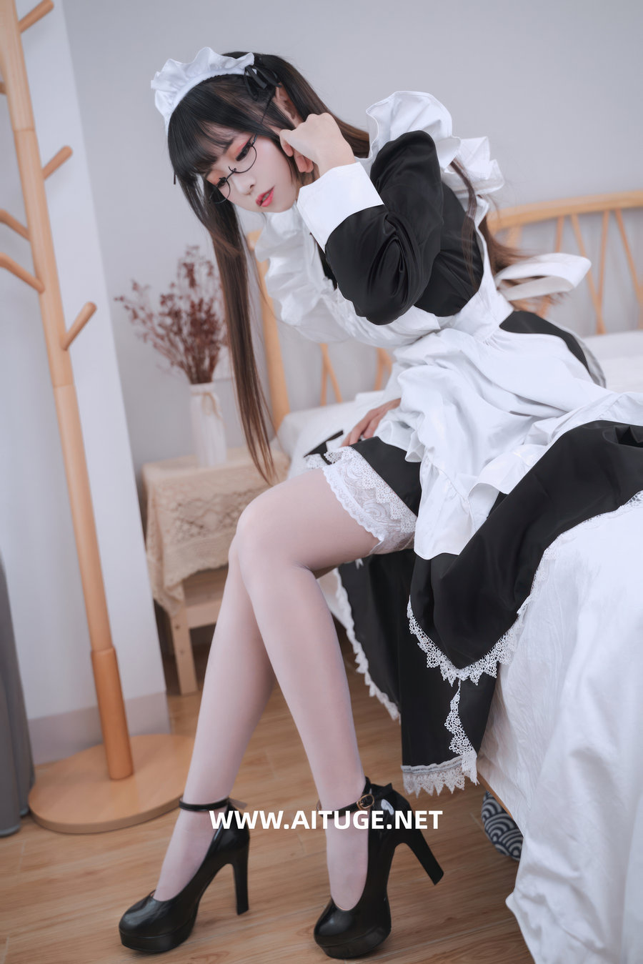 miko酱ww - 生日限定 女仆 [26P-284MB]