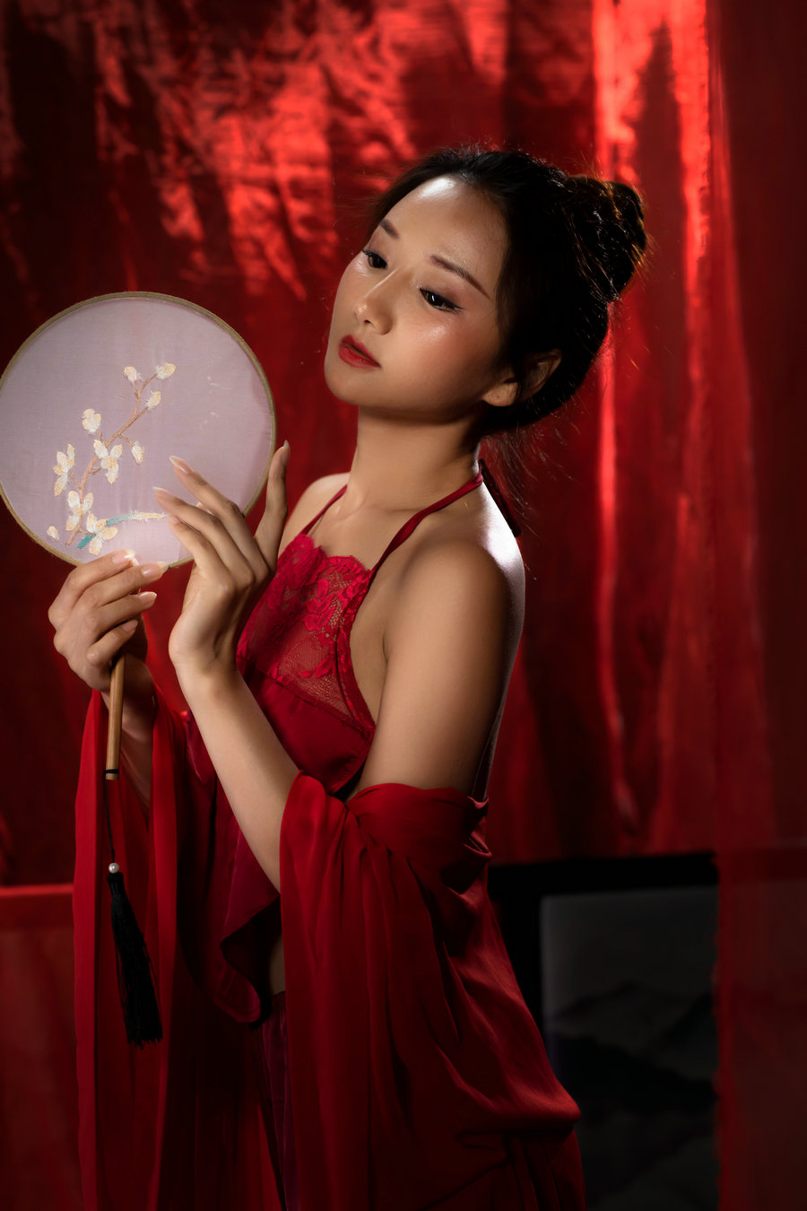 [YITUYU]艺图语 2025.06.17 红帐掩映的女子 微微 [18P-120MB]