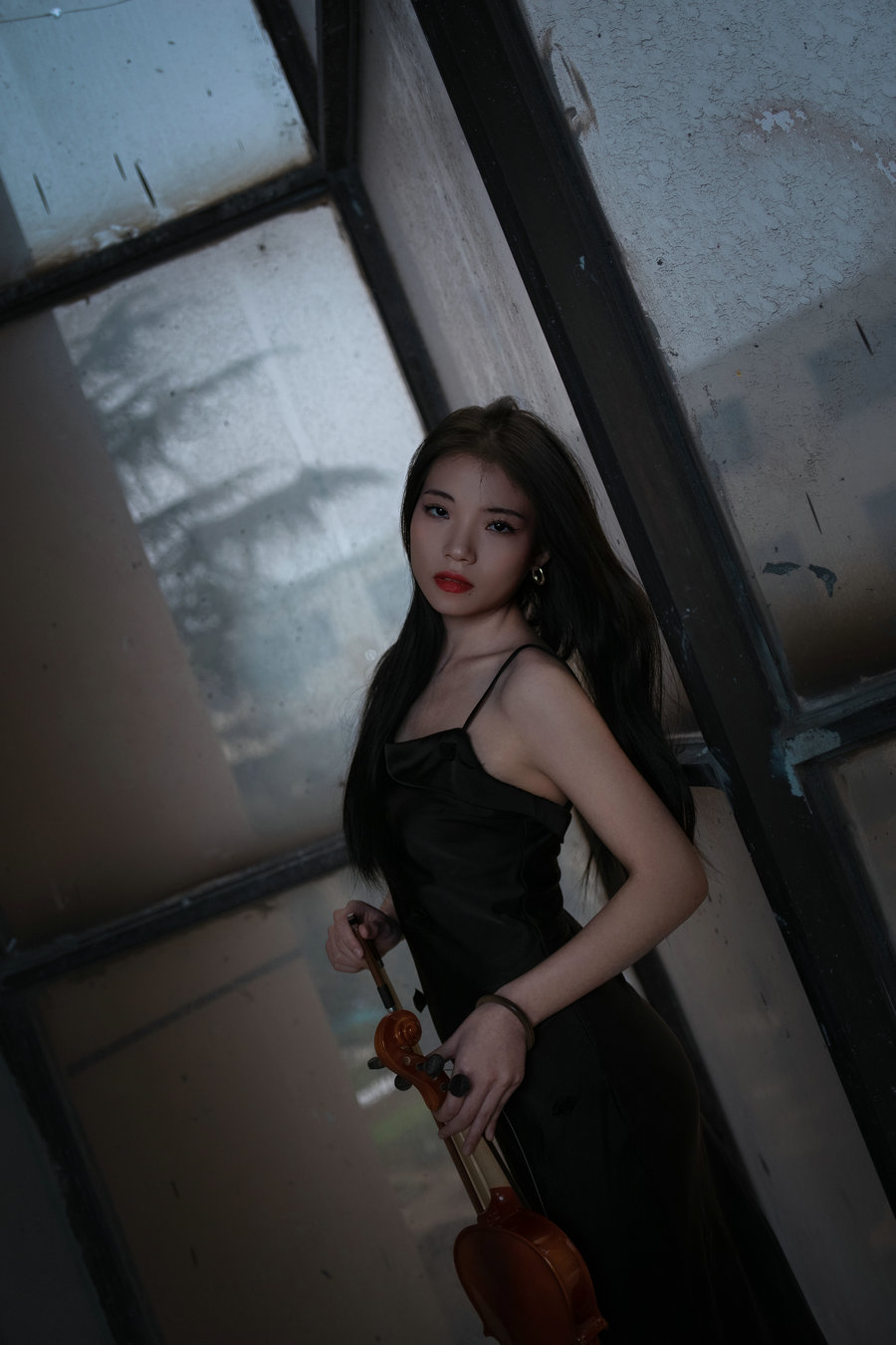 [YITUYU]艺图语 2025.06.19 废墟中的小提琴少女 小七 [14P-208MB]