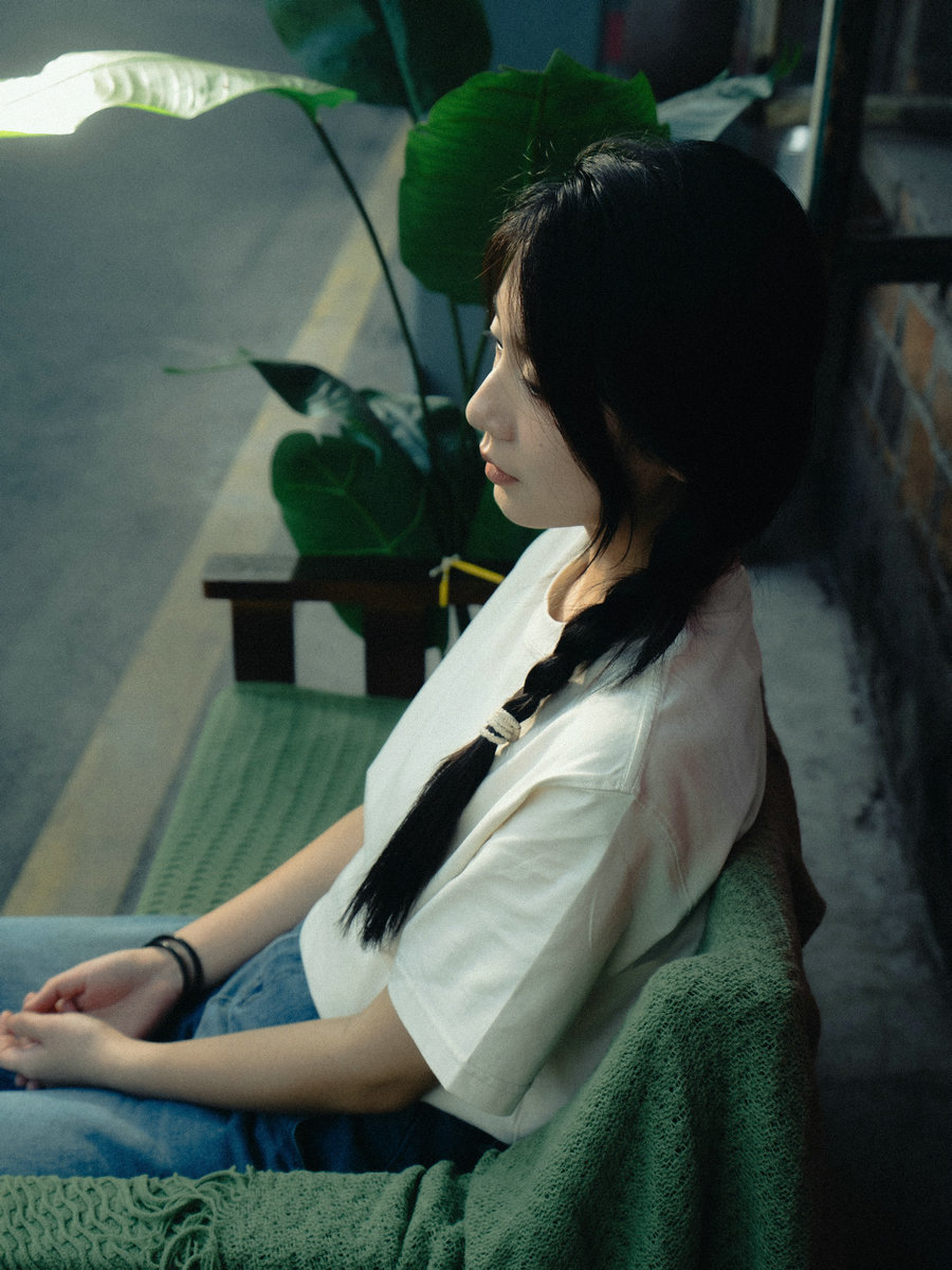 [YITUYU]艺图语 2025.06.22 情绪隐藏着光影中 腊月 [15P-192MB]