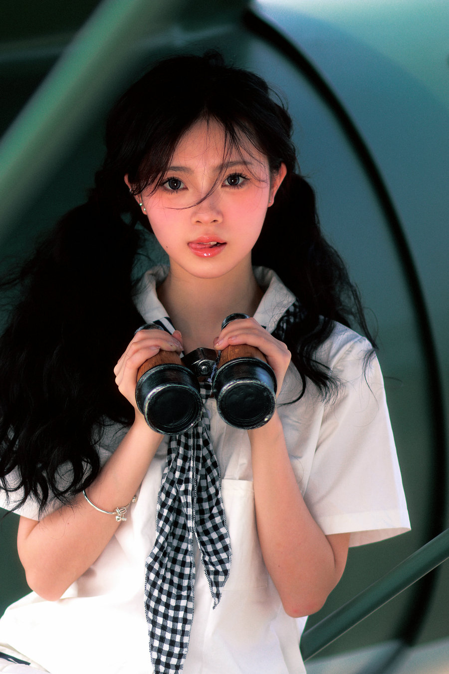 [YITUYU]艺图语 2025.06.23 复古画册～飞机上的少女 鹿离 [17P-236MB]