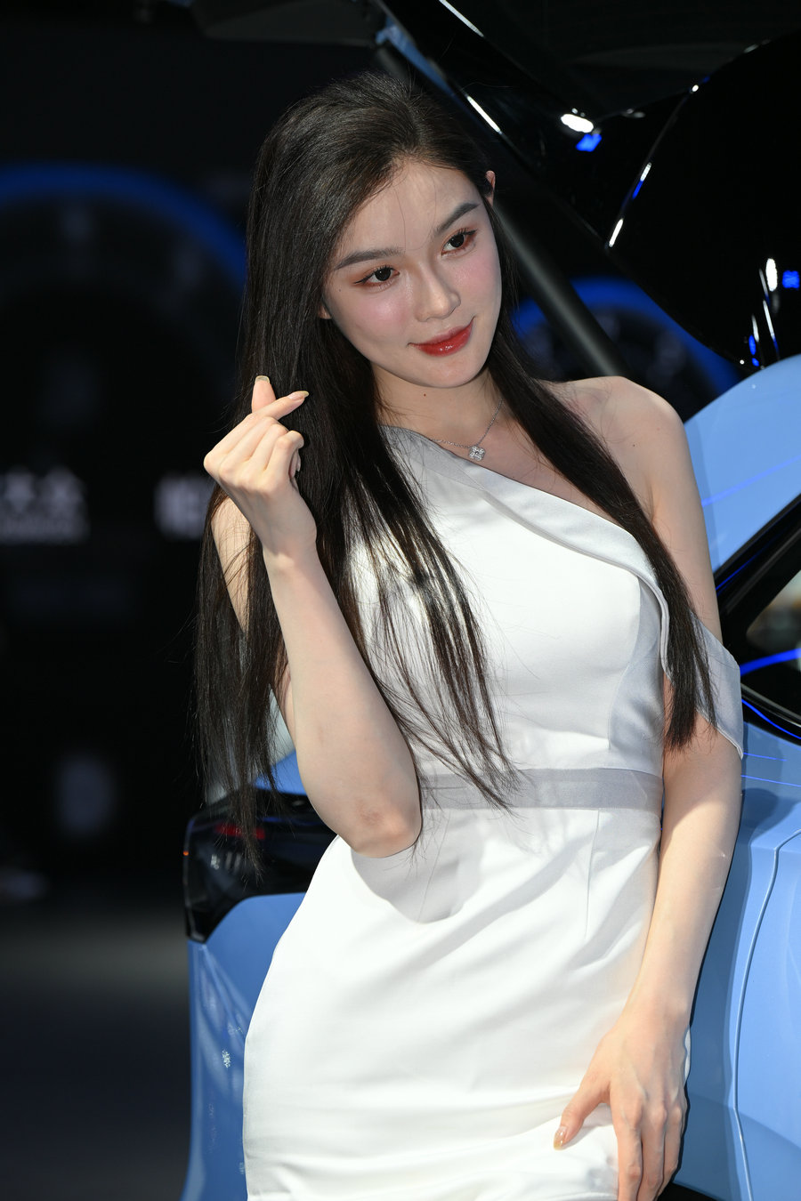 精选街拍视频 No.9661 白裙美足与歌 [106P-1.93GB]