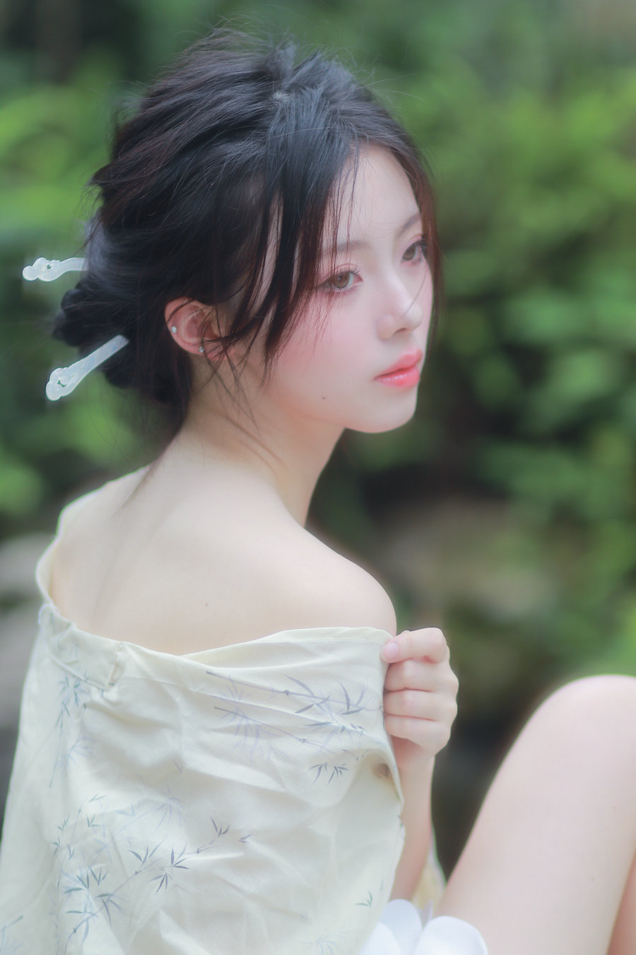 [YITUYU]艺图语 2025.06.26 清冷感新中式～初夏的绿意 鹿离 [14P-131MB]