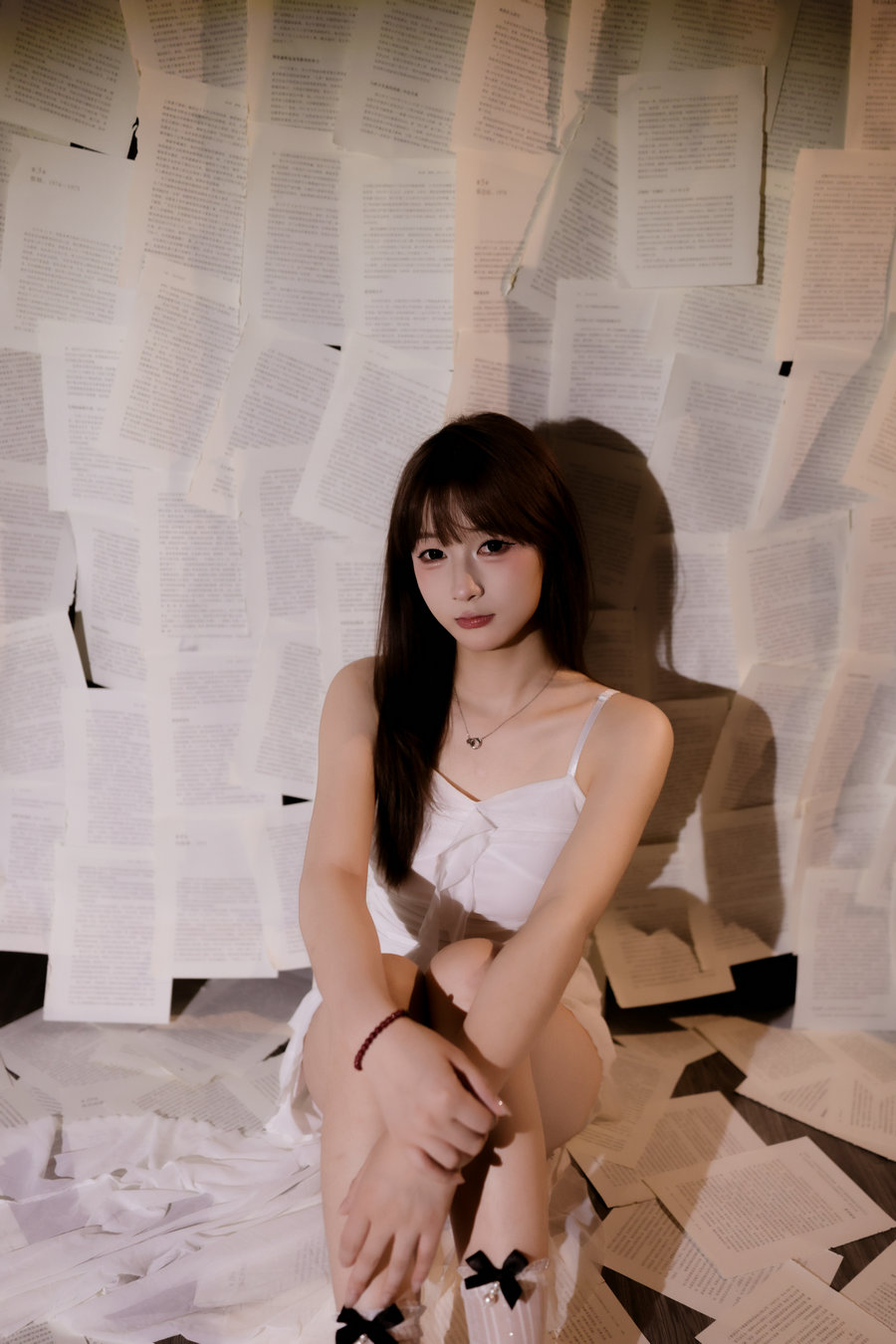 [YITUYU]艺图语 2025.10.15 书页白裙 LILY [24P-371MB]