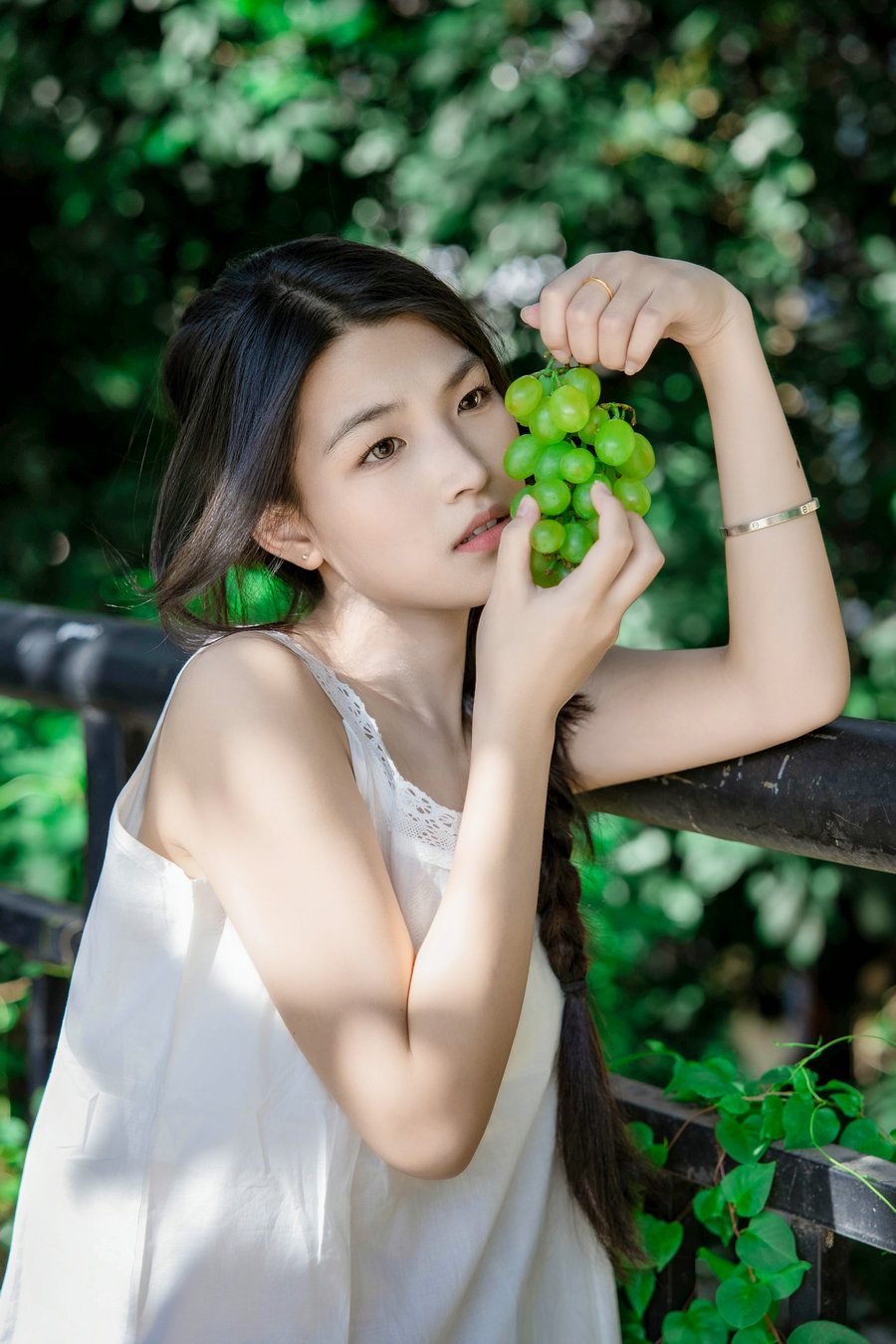 [YITUYU]艺图语 2025.08.02 青提味的夏天 依婷 [15P-105MB]