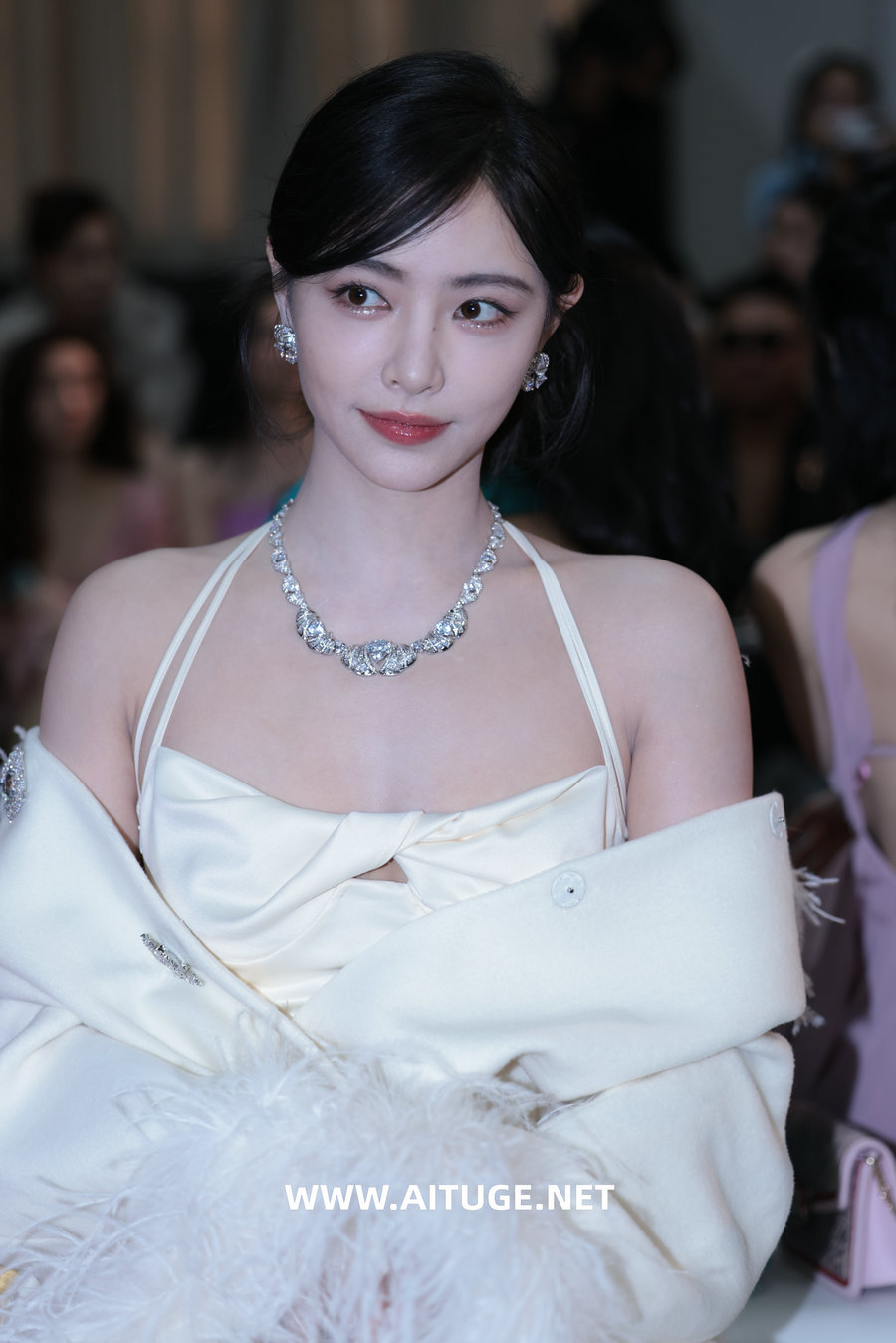 精选街拍视频 No.9809 优雅白裙 [96P-944MB]