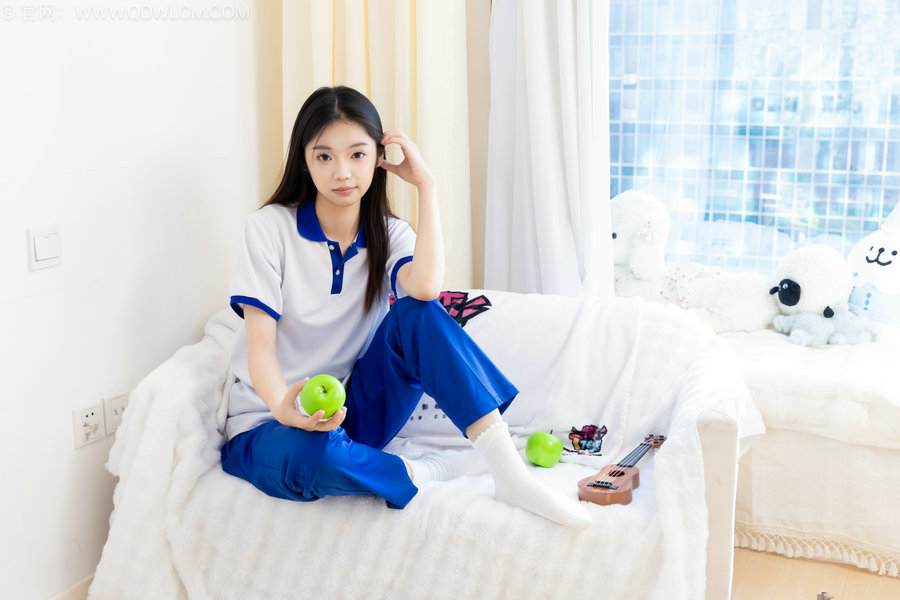 物恋传媒 No.2579 青提-板鞋、白棉袜、裸足、校服 [150P1V-3.58GB]