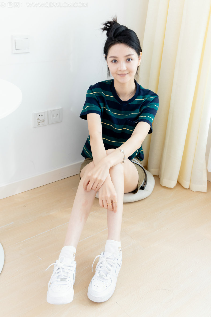 物恋传媒 No.2581 小熊-板鞋、白棉袜、裸足 [150P1V-3.57GB]