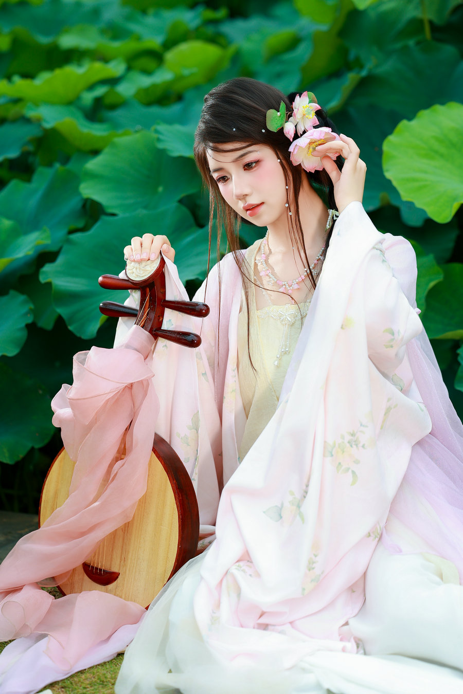 [YITUYU]艺图语 2025.08.09 蕊花中 小杜同学 [56P-953MB]