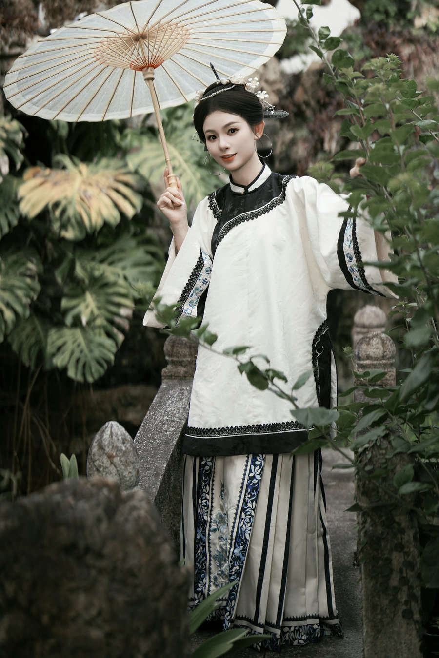 [YITUYU]艺图语 2025.08.13 三把刀人像拍摄（黑白双煞） 洛宁-唐 [27P-99MB]