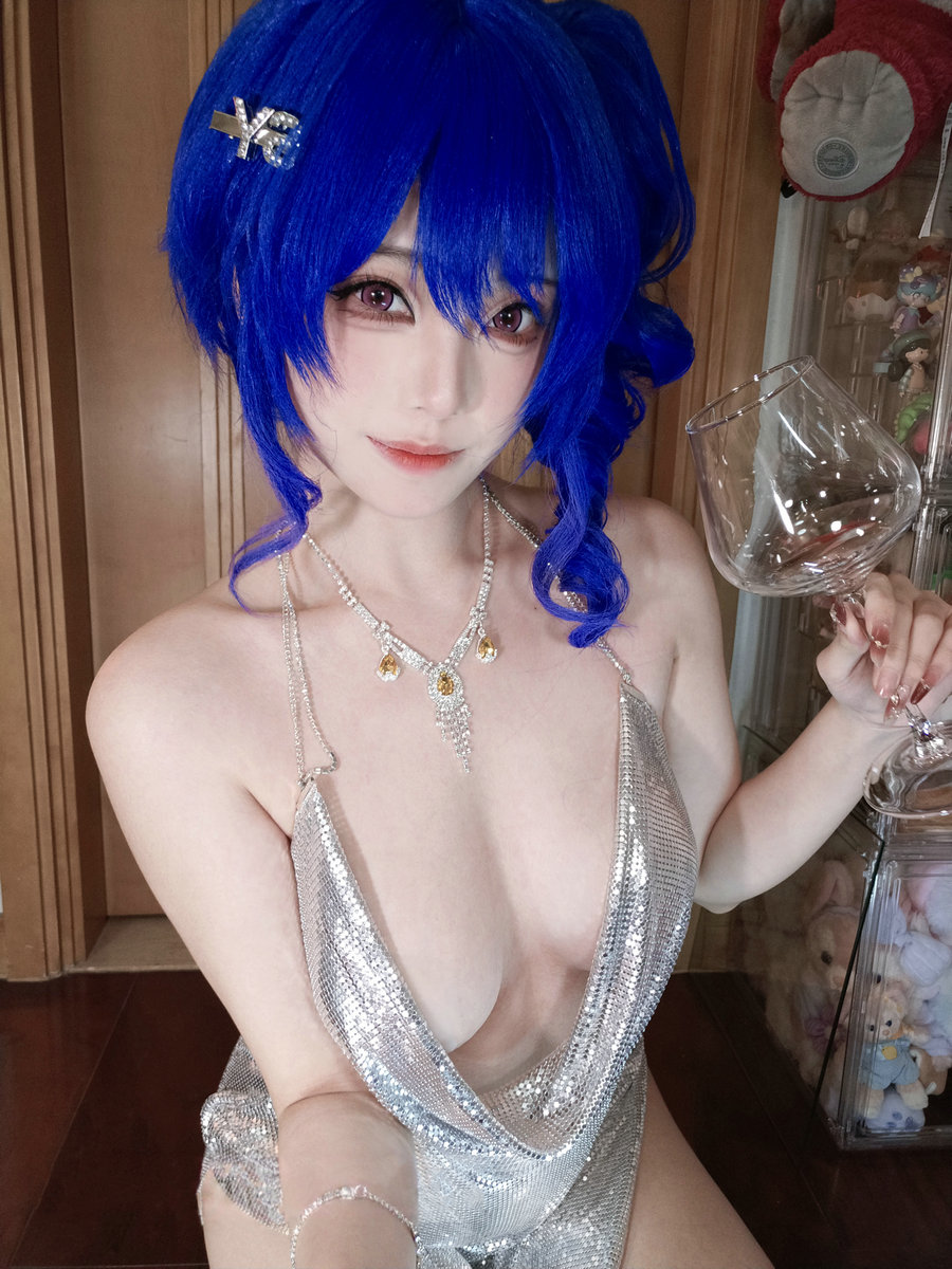 萌系小姐姐蜜汁猫裘 - 碧蓝航线 圣路易斯礼服自拍 [16P1V-1.23GB]