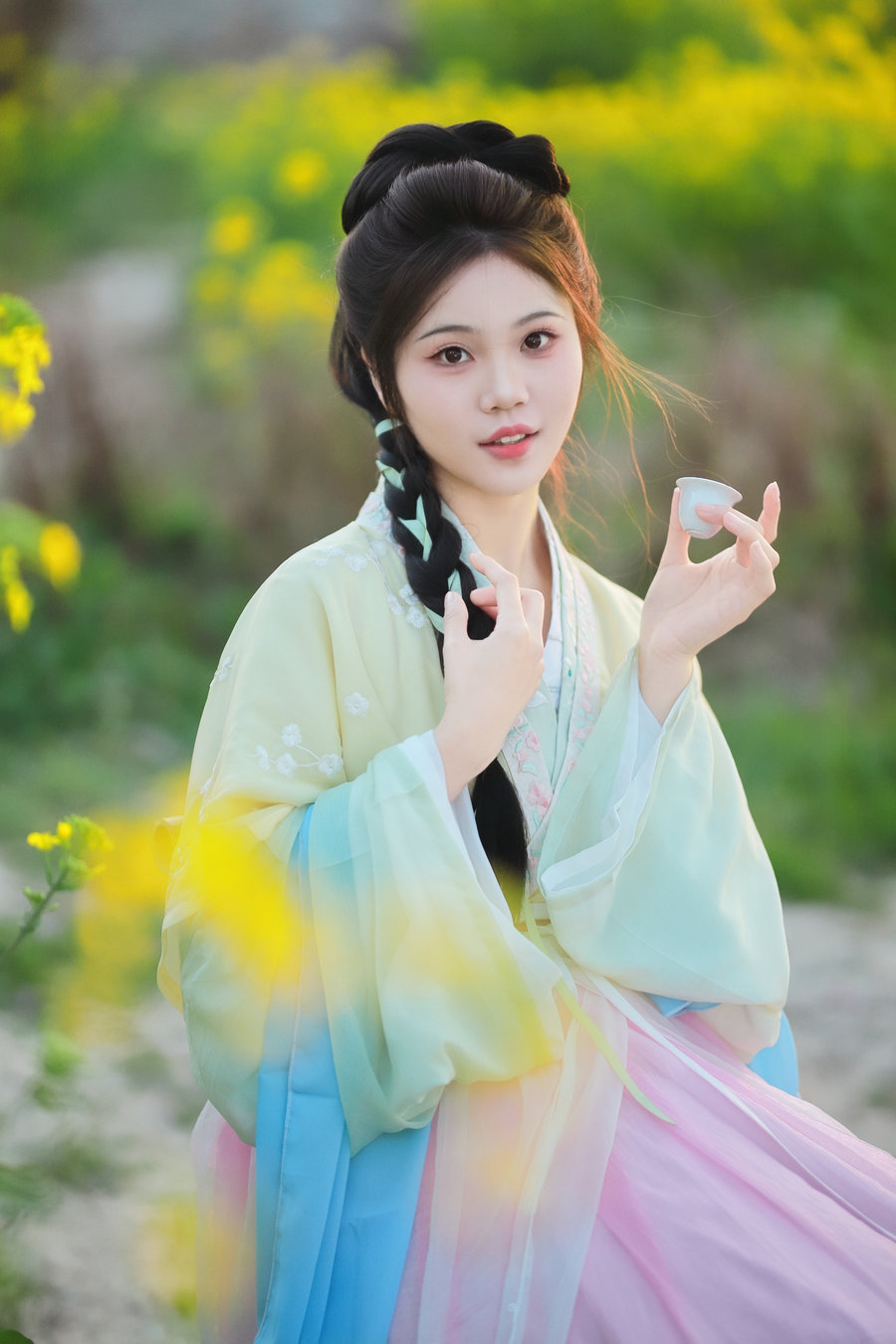 [YITUYU]艺图语 2025.08.21 油菜花与少女 今天要去化妆玲 [13P-195MB]