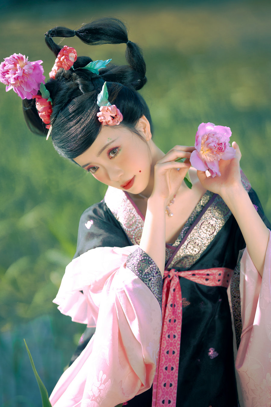 [YITUYU]艺图语 2025.08.26 倾杯序——芍药 桃迟 [12P-225MB]