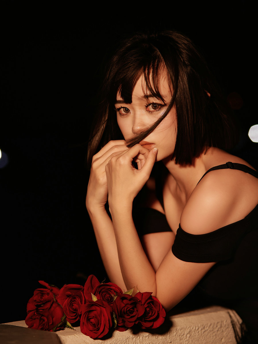 [YITUYU]艺图语 2025.08.26 天台性感纯欲风 [12P-57MB]