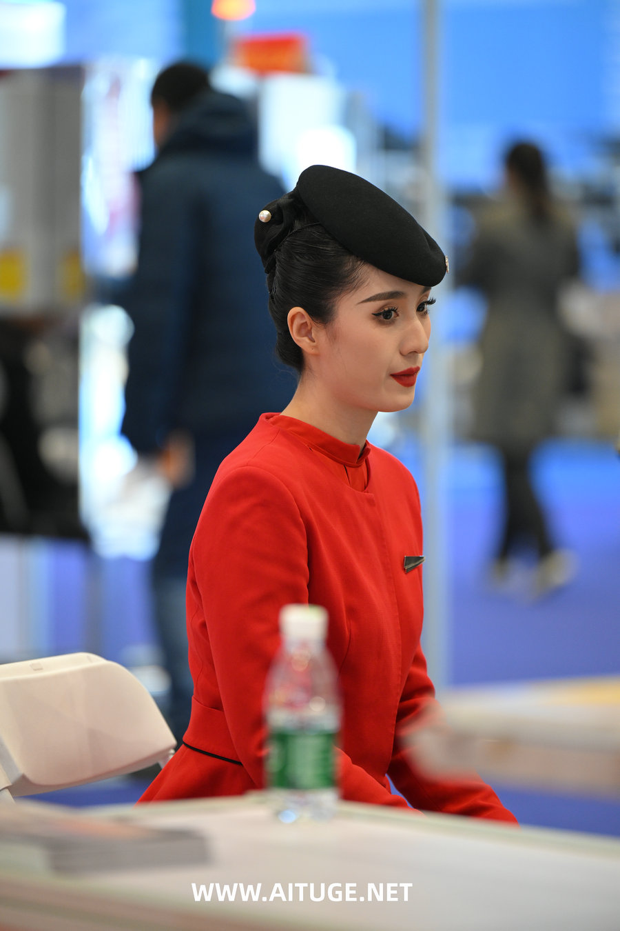 精选街拍视频 No.10058 中国红微厚黑丝空姐 [74P-1.46GB]