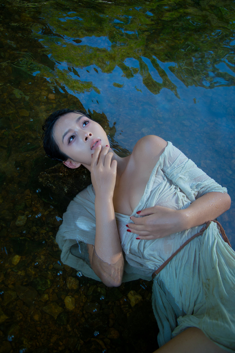 [YITUYU]艺图语 2025.09.12 溪水边的女孩 小江 [17P-260MB]