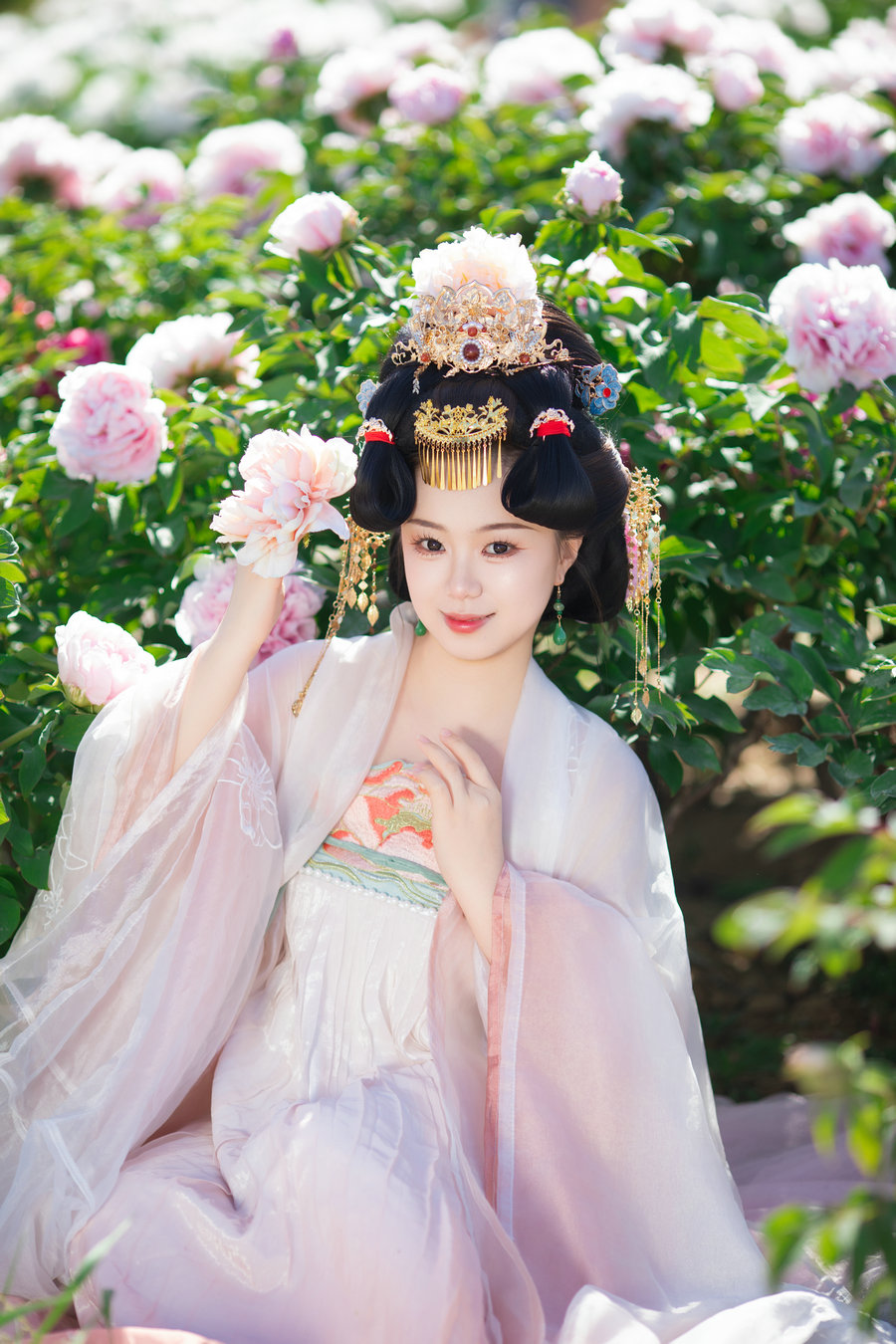 [YITUYU]艺图语 2025.10.02 花宴唐韵：盛世红颜的花间行 [16P-260MB]