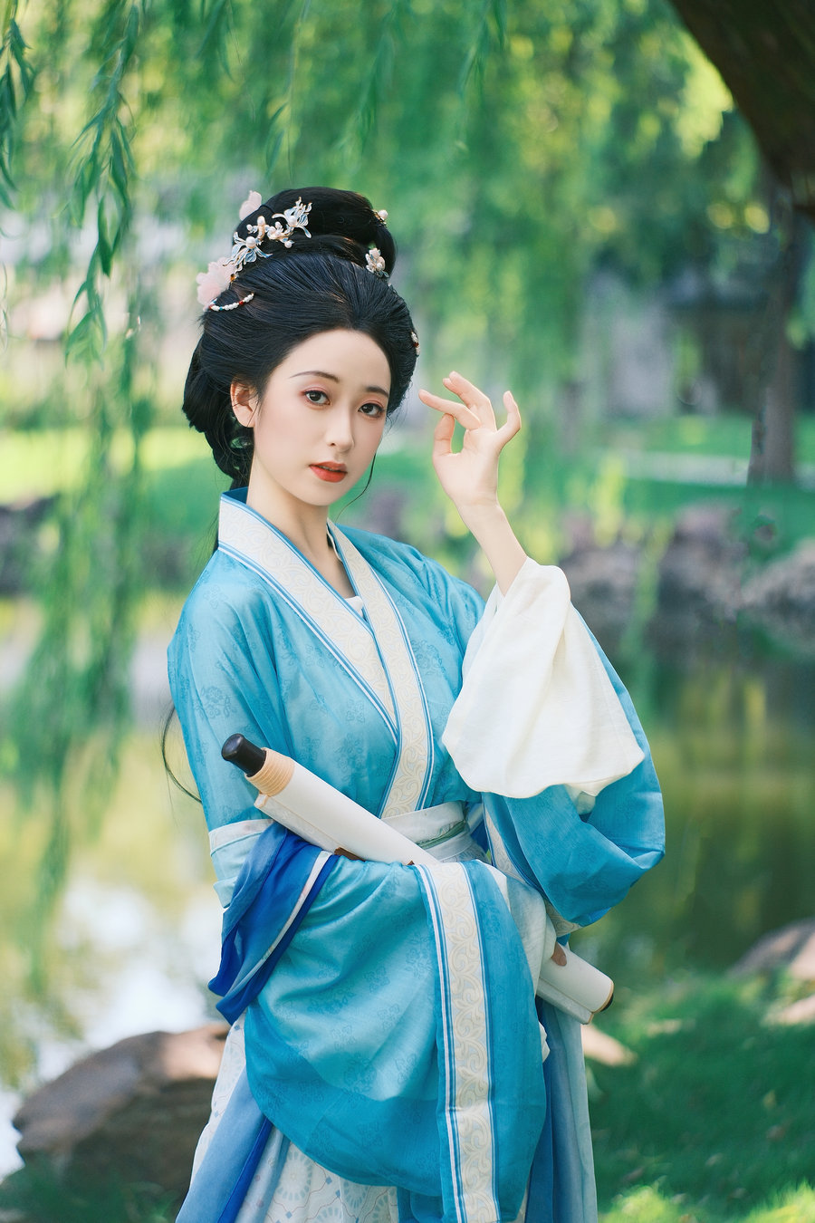 [YITUYU]艺图语 2025.10.11 画中人 小何 [54P-1.36GB]