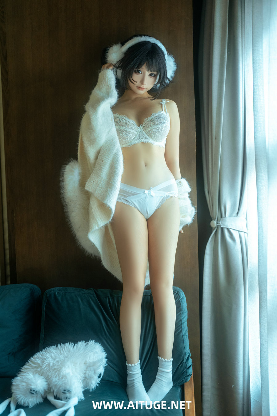 动漫博主蠢沫沫 - 白毛衣 [18P1V-992MB]