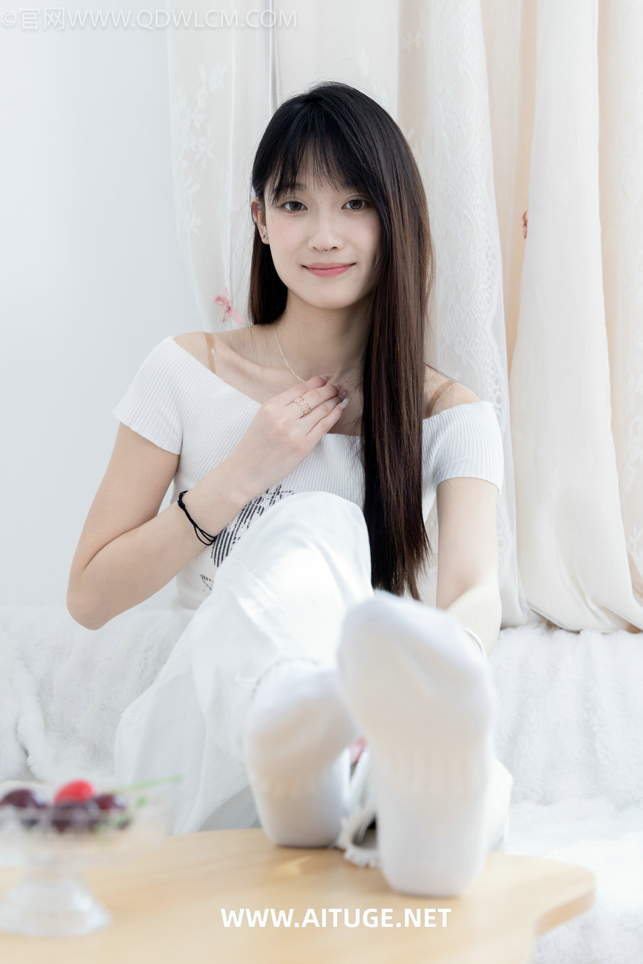 物恋传媒 No.2670 山奈-帆布鞋、白棉袜、薄黑丝 [156P1V-3.95GB]