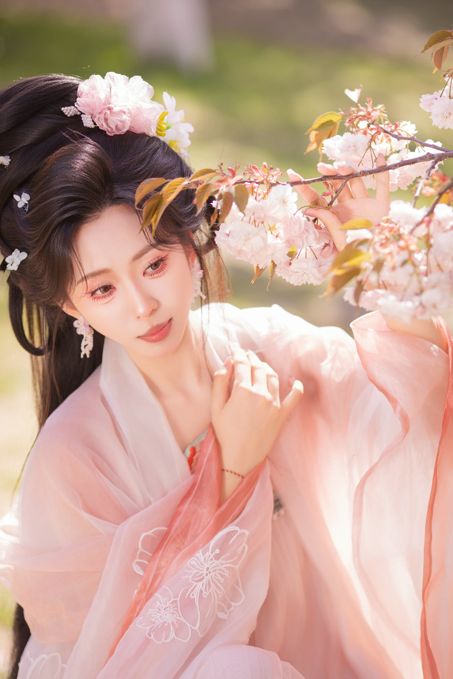 [YITUYU]艺图语 2025.10.16 樱园赋·国风少女与花共眠 [16P-399MB]