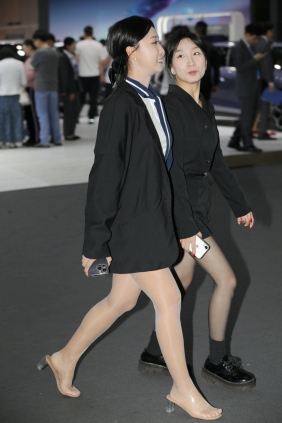 精选街拍视频 No.9799 通勤风气质小妹 [60P-582MB]