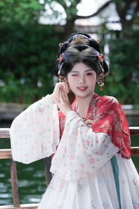 [YITUYU]艺图语 2025.08.09 古镇小唐风 小蔷薇 [14P-226MB]