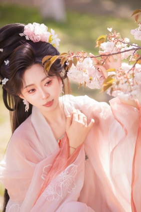 [YITUYU]艺图语 2025.10.16 樱园赋·国风少女与花共眠 [16P-399MB]