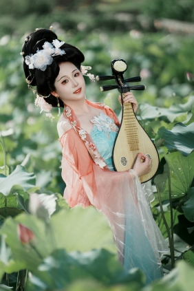 [YITUYU]艺图语 2025.08.08 SONY A7C2直出人像 凝樱执笔 [16P-82MB]