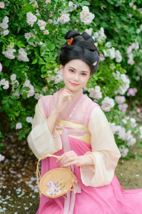 [YITUYU]艺图语 2025.08.04 粉色娇嫩你如今几岁了 三七 [18P-256MB]