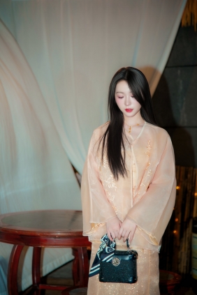 [YITUYU]艺图语 2025.07.14 晚风吹心里 無月 [18P-518MB]