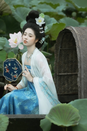 [YITUYU]艺图语 2025.08.30 荷间独酌 猫酱 [44P-475MB]