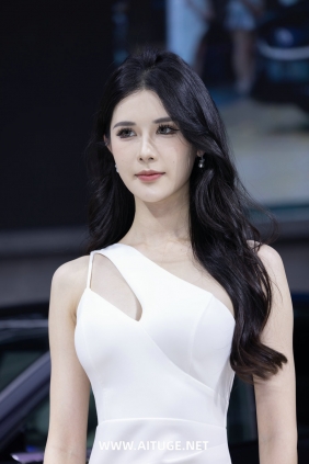 精选街拍视频 No.10078 桑桑crow白色开叉长裙 [130P-948MB]