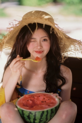 [YITUYU]艺图语 2025.06.29 炽热的夏天和西瓜、泳衣更配 鹿离 [16P-144MB]