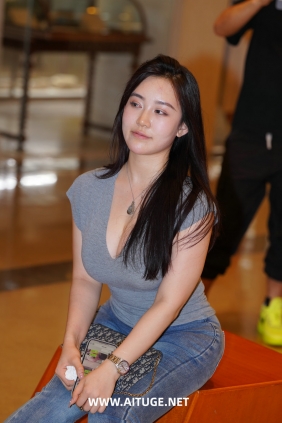 精选街拍视频 No.9997 超有料V领牛仔裤 [74P-1.37GB]