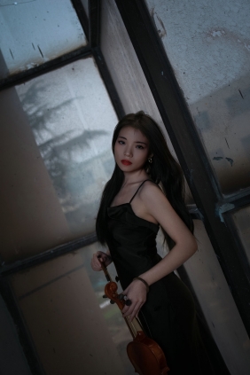 [YITUYU]艺图语 2025.06.19 废墟中的小提琴少女 小七 [14P-208MB]