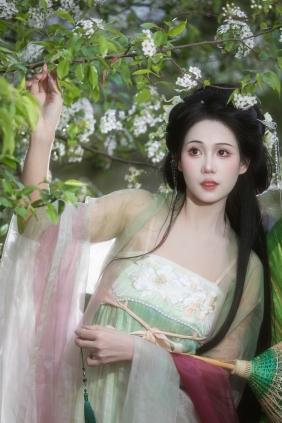 [YITUYU]艺图语 2025.09.30 海棠未雨， 梨花先雪 阿程程 [20P-164MB]