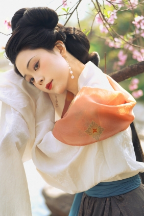 [YITUYU]艺图语 2025.09.23 浣纱弄碧影，自与清波闲  三弦 [10P-123MB]